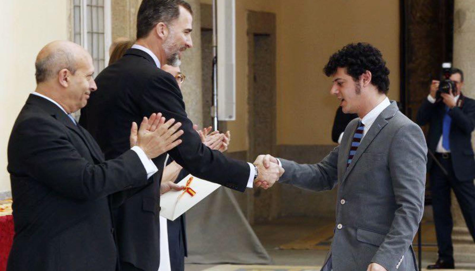 El Rey entrega a Unai Velasco el Premio Nacional de Literatura Modalidad Poesía Joven en la edición de 2015